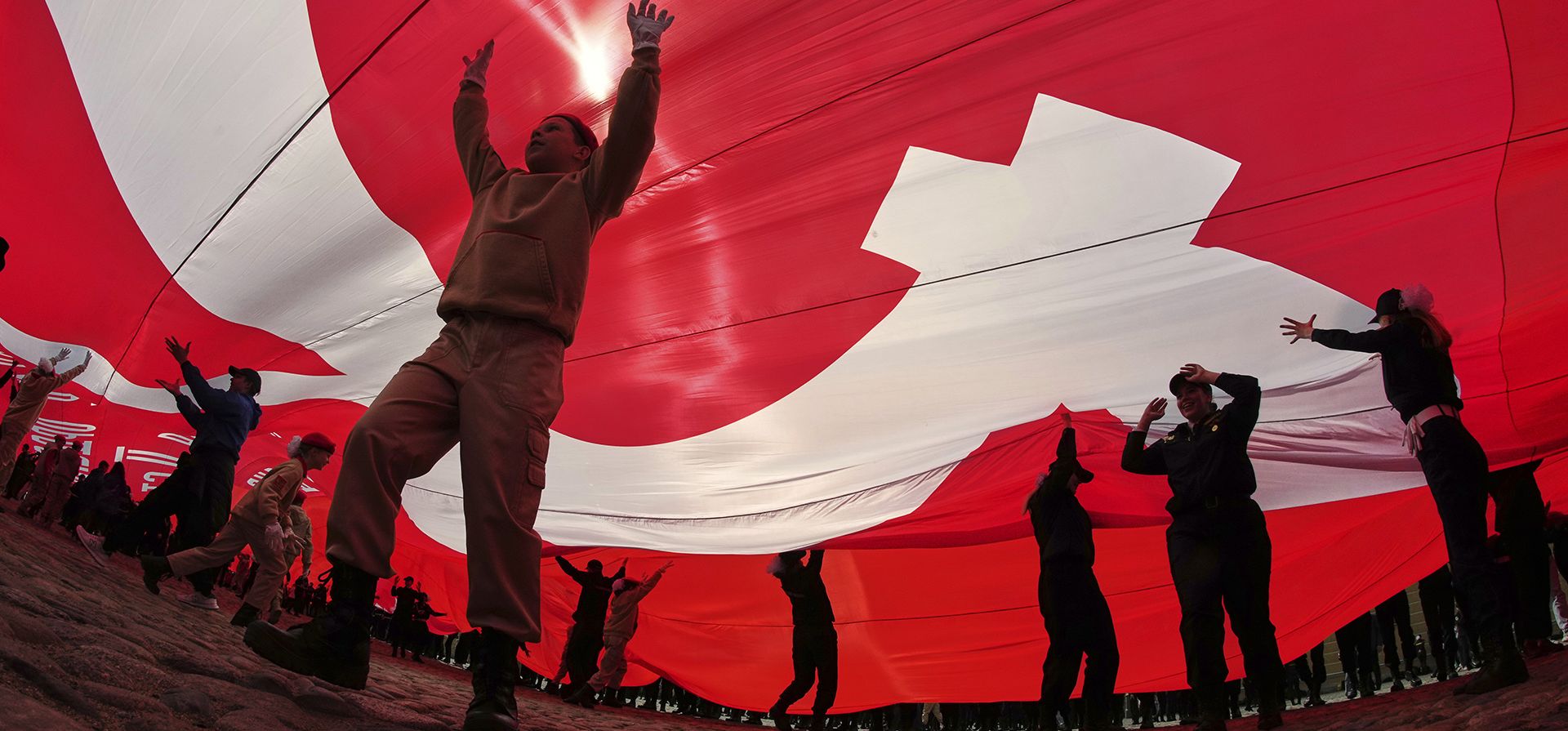 Cadetes y jóvenes voluntarios despliegan una réplica gigante de la Bandera de la Victoria Soviética, en conmemoración del Día de la Victoria, para celebrar los 80 años de la victoria de la Unión Soviética en la Segunda Guerra Mundial, en San Petersburgo, Rusia, el jueves 15 de mayo de 2025. (Foto AP/Dmitri Lovetsky) Cadetes y jóvenes voluntarios despliegan una réplica gigante de la Bandera de la Victoria Soviética, en conmemoración del Día de la Victoria, para celebrar los 80 años de la victoria de la Unión Soviética en la Segunda Guerra Mundial, en San Petersburgo, Rusia, el jueves 15 de mayo de 2025. (Foto AP/Dmitri Lovetsky)