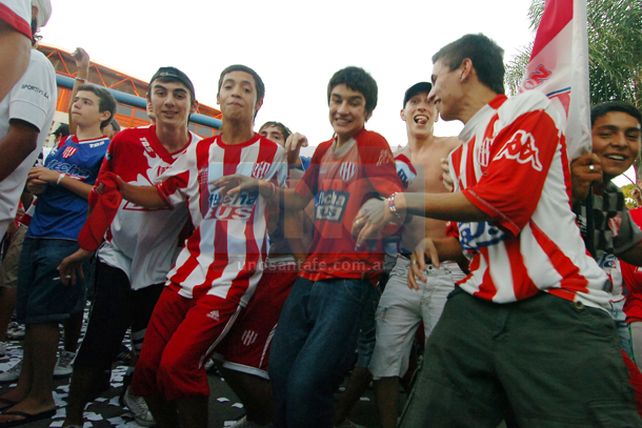 El apoyo de los hinchas tatengues se sintió en la Avenida López y Planes