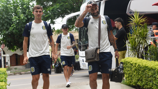 Quintana y Komar, al llegar al hotel Maria’s de La Banda con la delegación de Central. Ambos serán titulares contra River.