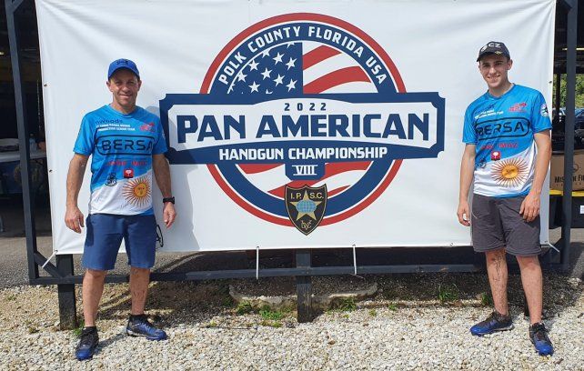 Padre e hijo en una foto para el recuerdo. En su primera participación en un Panamericano, Juan Pablo salió campéon.