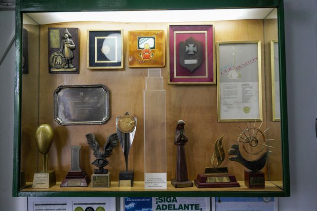 La vitrina con parte de los premios que ganaron con la agencia. Alberto asegura que han ganado todos los que se pueden obtener en el país.