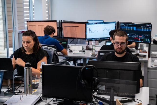 El equipo de la empresa monitorea los movimientos del mercado financiero.