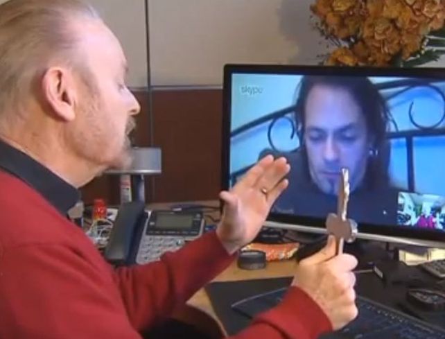 Larson afirma que puede practicar un exorcismo vía Skype y expulsar cualquier demonio con la ayuda de Internet.