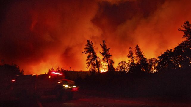 Incendios forestales fuera de control azotan grandes regiones de California