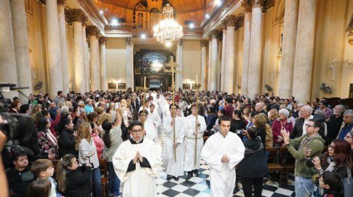 Una multitud de rosarinos despidió en la catedral al Papa Francisco