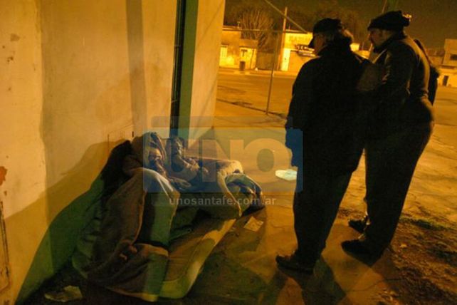 Por el frío intenso, asisten a 35 personas que viven en la calle