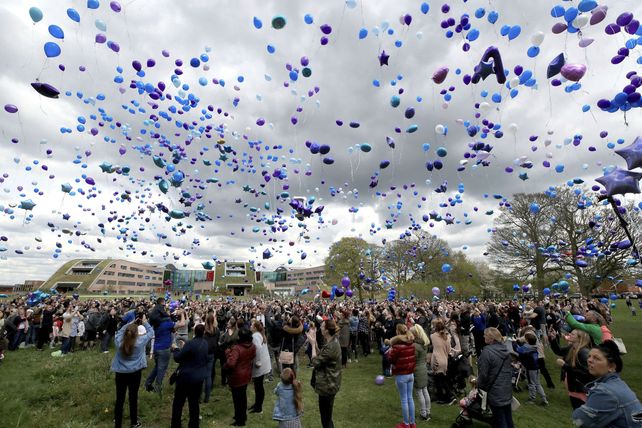 La gente de Manchester despidió al bebé fallecido con una suelta de globos.&nbsp;