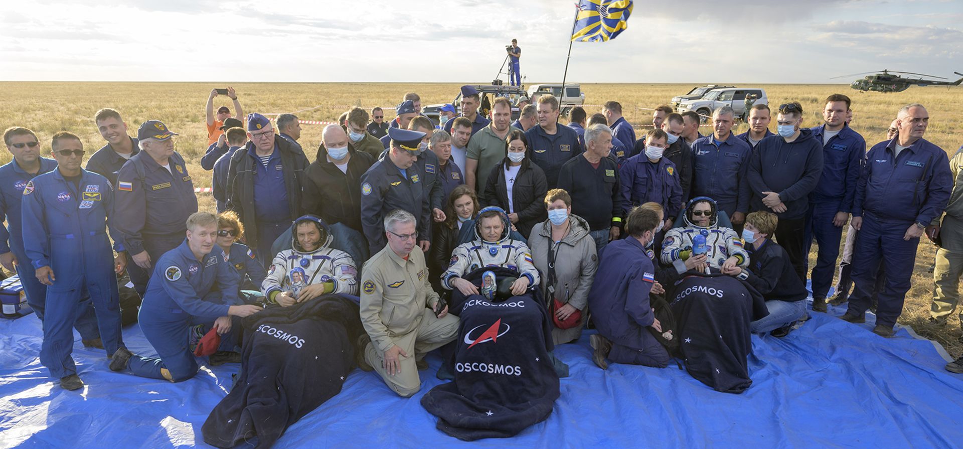 El astronauta de la NASA Frank Rubio a la izquierda, los cosmonautas rusos Sergey Prokopyev, en el centro, y Dmitri Petelin están sentados en sillas fuera de la nave espacial Soyuz MS-23 después de aterrizar en un área remota cerca de la ciudad de Zhezkazgan, Kazajstán, el miércoles 27 de septiembre de 2023. La misión extendida significa que el astronauta de la NASA Frank Rubio ostenta ahora el récord del vuelo espacial más largo realizado por un estadounidense. (Bill Ingalls/NASA vía AP) El astronauta de la NASA Frank Rubio a la izquierda, los cosmonautas rusos Sergey Prokopyev, en el centro, y Dmitri Petelin están sentados en sillas fuera de la nave espacial Soyuz MS-23 después de aterrizar en un área remota cerca de la ciudad de Zhezkazgan, Kazajstán, el miércoles 27 de septiembre de 2023. La misión extendida significa que el astronauta de la NASA Frank Rubio ostenta ahora el récord del vuelo espacial más largo realizado por un estadounidense. (Bill Ingalls/NASA vía AP)