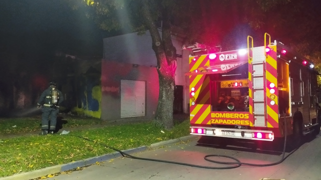 Bomberos Zapadores rescataron a una mujer en el incendio de una casa en zona sur.