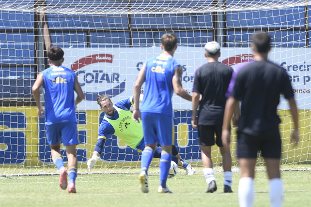 Jeremías Ledesma se dio el gusto de atajar un penal en su regreso a Central.