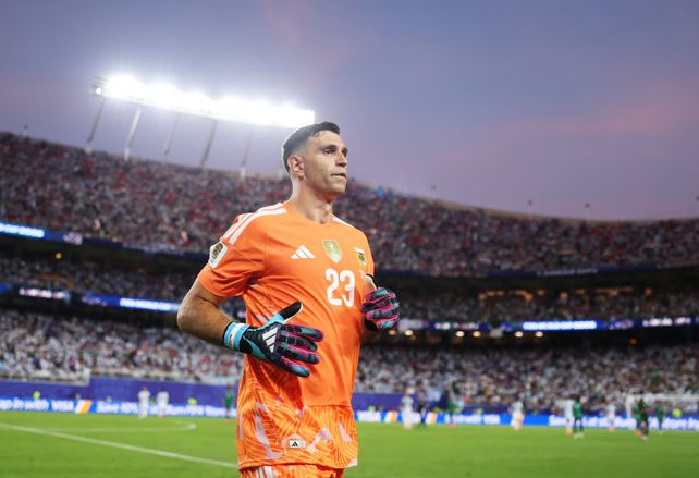 Dibu Martínez llegó al Mundial 2026 con una fractura en un dedo, pero se recuperó y su rendimiento fue de menor a mayor.