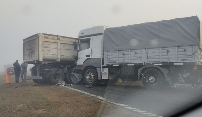 Dos de los camiones que participaron del choque en la autopista.&nbsp;