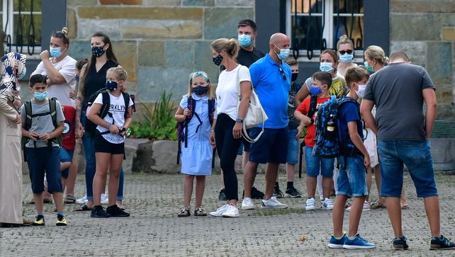 Papás aguardan frente a una escuela en Gelsenkirchen