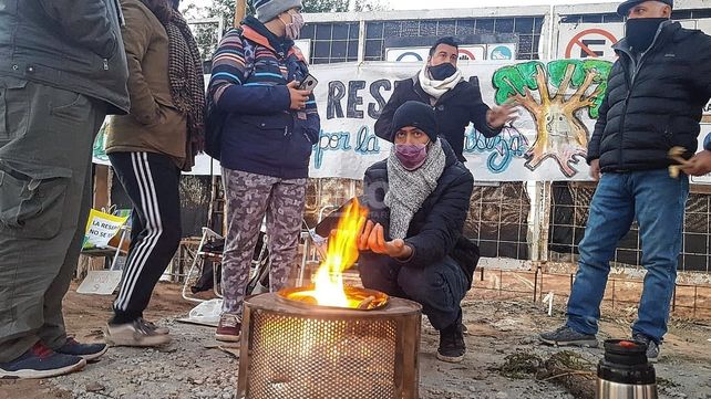 Integrantes del grupo Comunidad por la Naturaleza protesta frente a la obra del aulario de la UNL