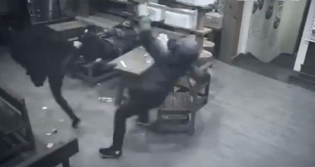 Una Gatúbela China detiene a patadas a los delincuentes y evita el robo en un restaurante