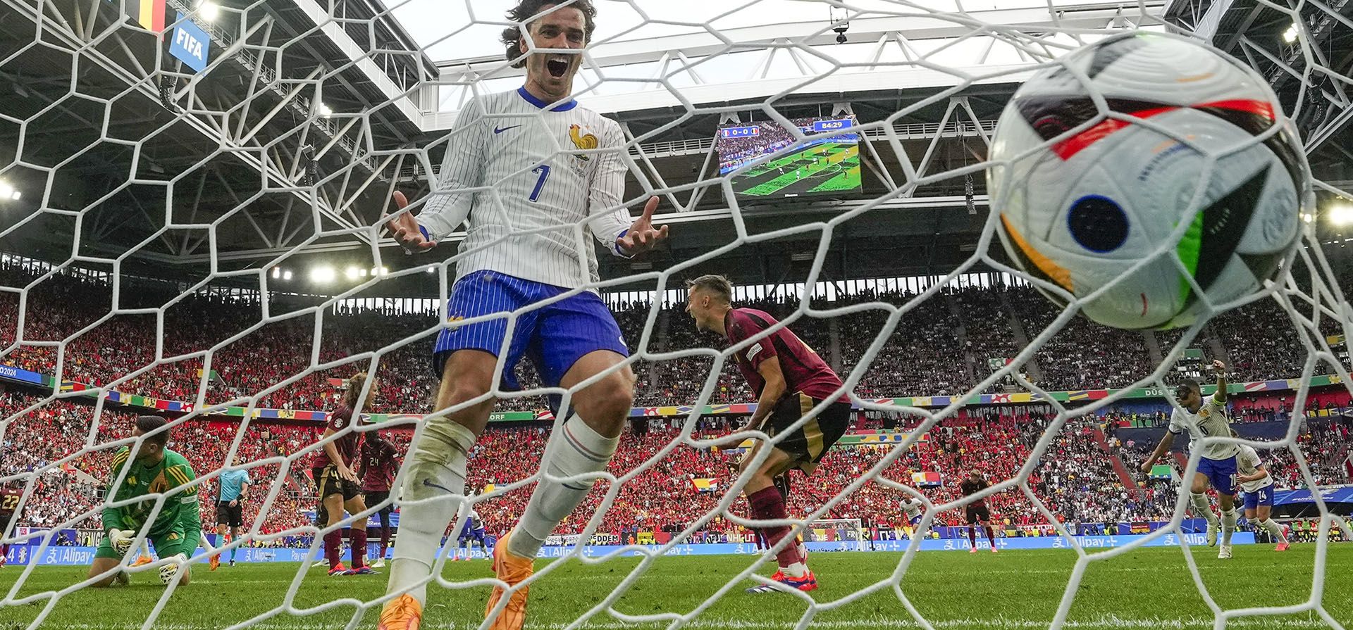 ARCHIVO - Antoine Griezmann de Francia celebra un gol contra Bélgica durante un partido de octavos de final entre Francia y Bélgica en el torneo de fútbol Euro 2024 en Duesseldorf, Alemania, el lunes 1 de julio de 2024. El futbolista de 33 años anunció hoy su retiro de la selección de su país. (Foto AP/Martin Meissner, Archivo) ARCHIVO - Antoine Griezmann de Francia celebra un gol contra Bélgica durante un partido de octavos de final entre Francia y Bélgica en el torneo de fútbol Euro 2024 en Duesseldorf, Alemania, el lunes 1 de julio de 2024. El futbolista de 33 años anunció hoy su retiro de la selección de su país. (Foto AP/Martin Meissner, Archivo)