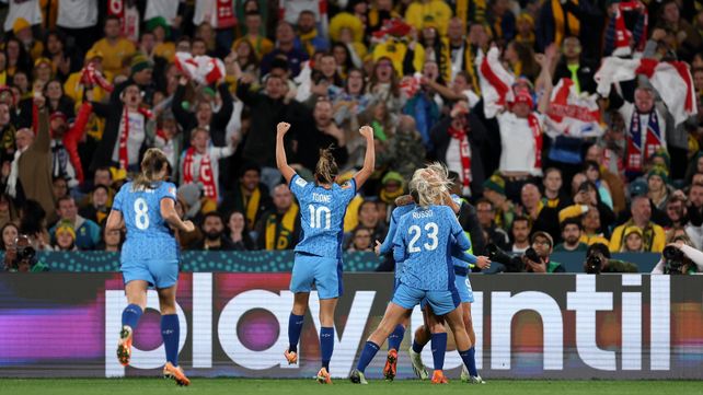 Las futbolistas de Inglaterra corren hacia la tribuna donde se encuentran sus hinchas para compartir el triunfo y la clasificación a la final.
