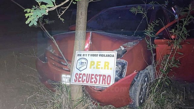En asalto, robaron dinero y un auto que dejaron chocado