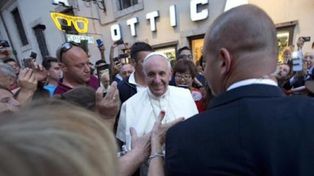 El Papa Francisco fue a una óptica para cambiar los lentes y revolucionó el centro de Roma