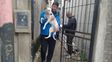 Maltrato animal: rescataron una perra que estaba atada con una cadena corta y a la intemperie
