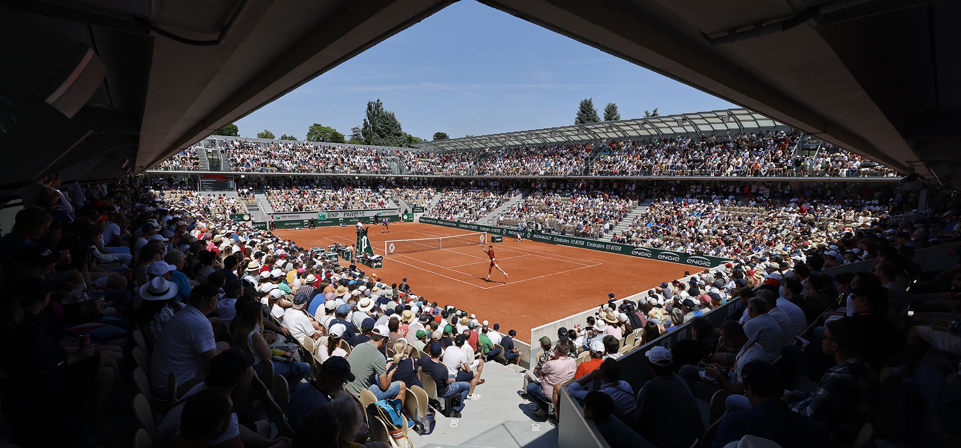 Thanasi Kokkinakis de Australia juega un tiro contra Stan Wawrinka de Suiza, de atrás, durante su partido de segunda ronda del Abierto de Francia en el estadio Roland Garros de París, el miércoles 31 de mayo de 2023. (Foto AP/Jean-Francois Badias ) Thanasi Kokkinakis de Australia juega un tiro contra Stan Wawrinka de Suiza, de atrás, durante su partido de segunda ronda del Abierto de Francia en el estadio Roland Garros de París, el miércoles 31 de mayo de 2023. (Foto AP/Jean-Francois Badias )