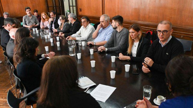 Estatales nacionales acordaron suba de 23% y bono de $60.000