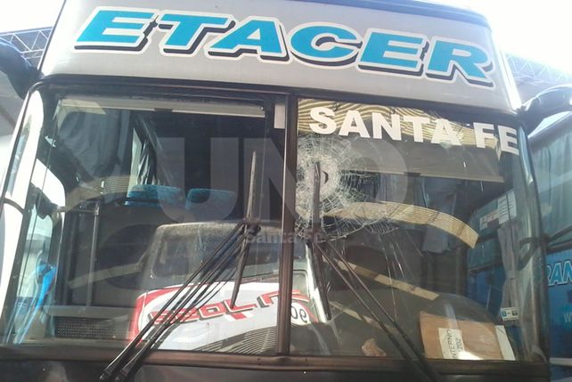 Así quedó la unidad de la empresa Etacer luego del ataque con piedras.