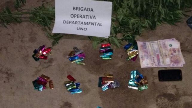 Madre e hija escondían dinero y droga para la venta en una Biblia