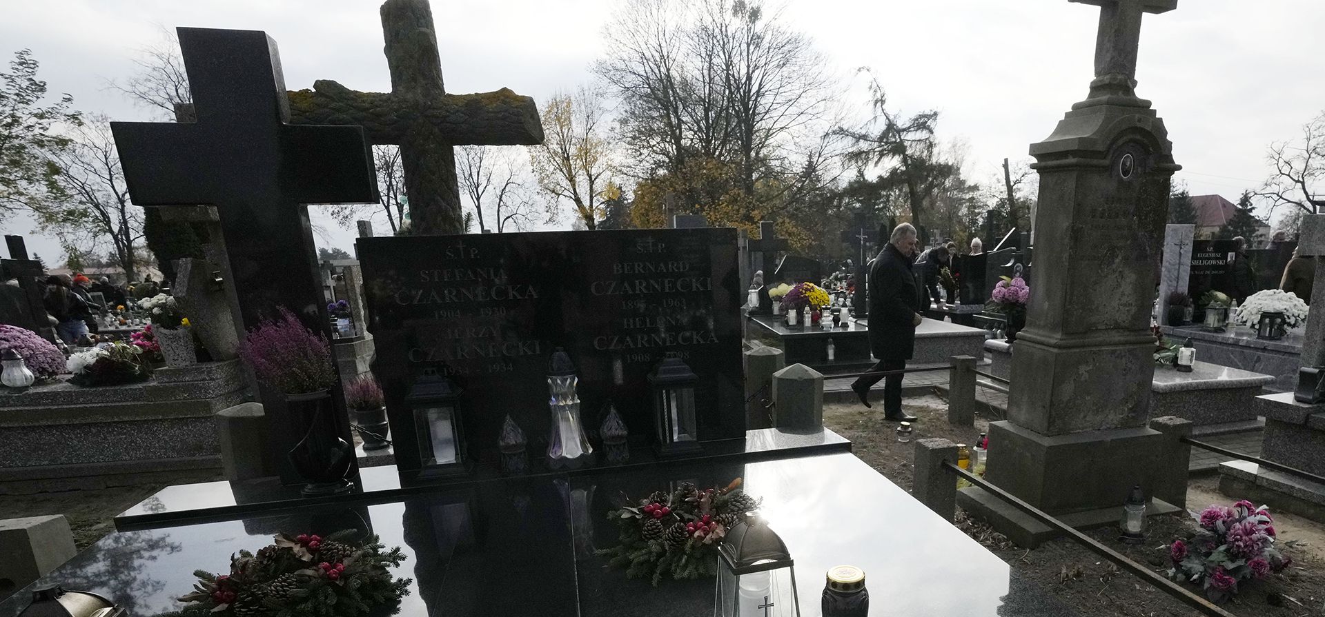 La gente celebra el Día de Todos los Santos, un momento para reflexionar sobre los que han fallecido, en Zakroczym, cerca de Varsovia, Polonia, el viernes 1 de noviembre de 2024. (Foto AP/Czarek Sokolowski)