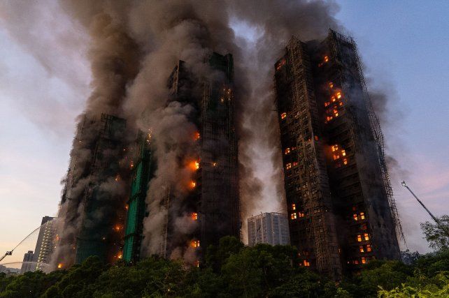 Un incendio en un complejo de edificios en Hong Kong ya suma 94 muertos