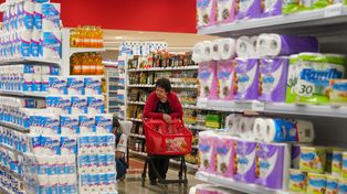 La encuesta advirtió que cada vez más mujeres acceden a créditos para solventar el gasto del hogar.