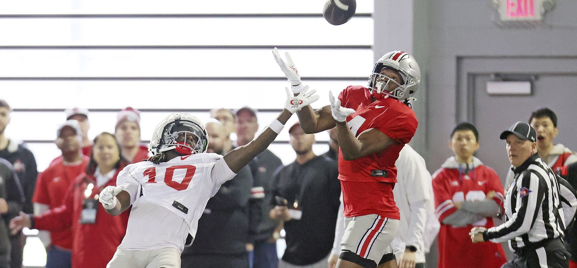 El prodigio receptor de la Universidad Estatal de Ohio, Jeremiah Smith, a la derecha, y el cornerback Jordan Hancock luchan por un pase durante el entrenamiento del día de agradecimiento a los fanáticos del equipo de fútbol americano universitario de la NCAA en Columbus, Ohio, el 29 de marzo de 2024. (John Kuntz/Cleveland.com vía AP)/Cleveland.com vía AP) El prodigio receptor de la Universidad Estatal de Ohio, Jeremiah Smith, a la derecha, y el cornerback Jordan Hancock luchan por un pase durante el entrenamiento del día de agradecimiento a los fanáticos del equipo de fútbol americano universitario de la NCAA en Columbus, Ohio, el 29 de marzo de 2024. (John Kuntz/Cleveland.com vía AP)/Cleveland.com vía AP)