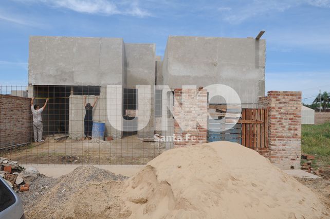 Triste. Una familia edificó con mucho esfuerzo su casa en la zona. Cansados de los robos