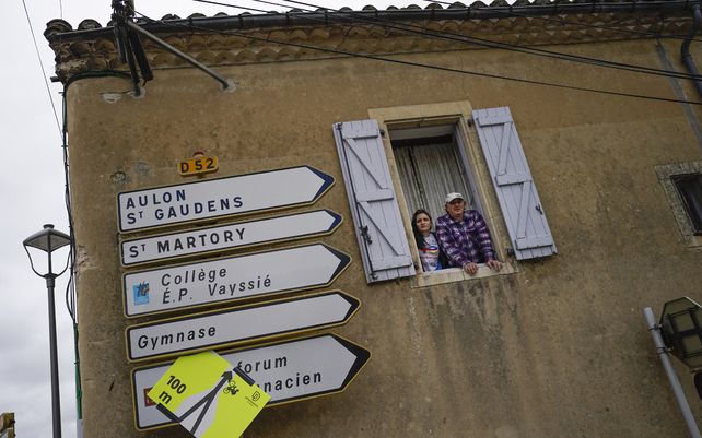 Residentes de un poblado observan el paso de los ciclistas durante la decimoséptima etapa de la carrera ciclista del Tour de Francia.