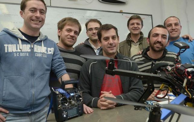 Prototipos. Integrantes del grupo tecnológico que nuclea a varias especialidades    con uno de los aparatos a medio armar.