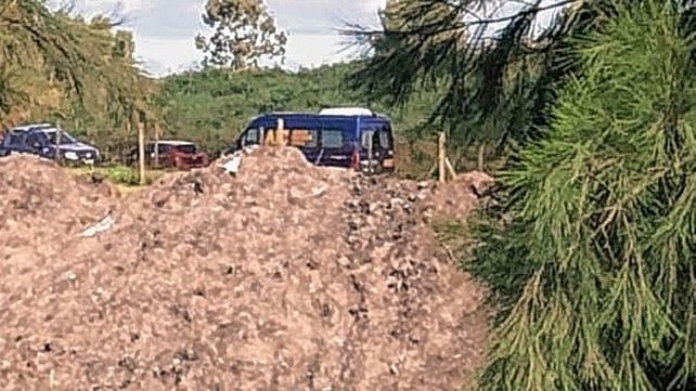 El cadáver de un hombre joven se encontró en el relleno sanitario. Se trataría de un asesinato