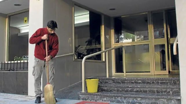Los porteros de edificios consiguieron un aumento salarial del 81% en lo que va de 2024