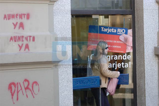 Movilización y paro de actividades de empleados bancarios santafesinos