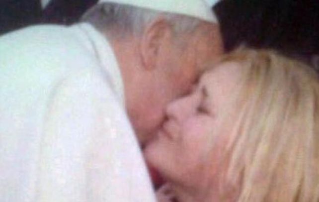 Que dios te bendiga. El Papa besa a Carolina Balbuena en el Vaticano.