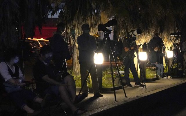 La gente se reúne para ver un eclipse lunar total en un parque en Kawasaki