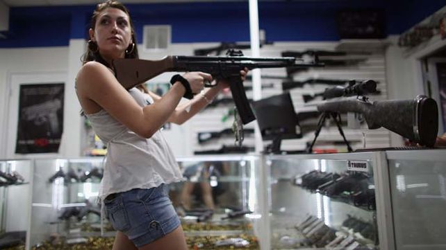 Me lo llevo. Una mujer joven prueba un fusil automático en una de las 55.000 armerías que hay en Estados Unidos.&nbsp;