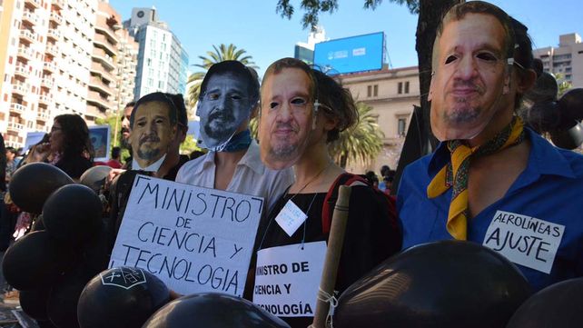 Científicos, estudiantes y docentes marcharon contra el recorte presupuestario