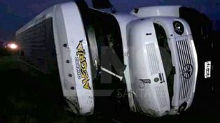 Los Palmeras rescataron al Grupo Alegría que volcó en la autopista