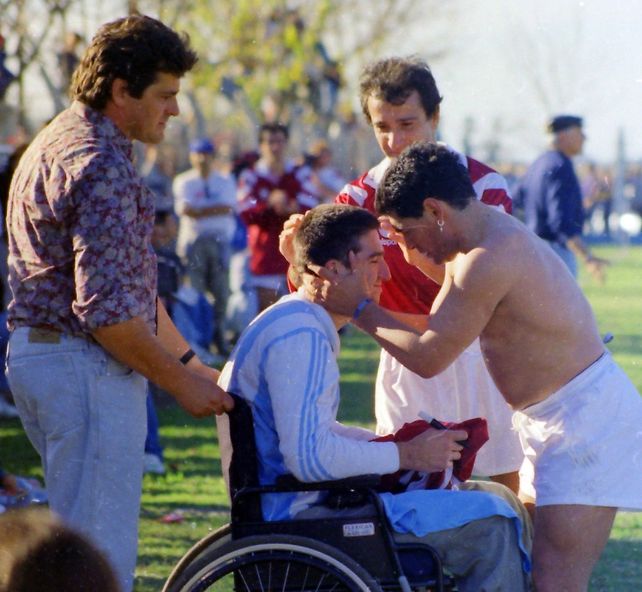 El momento en que Maradona intercambió camisetas con Fonseca y le dijo mis piernas son tus piernas fue capturado por Cardaci.