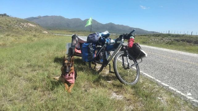 Gaia mansa en la ruta camino a Ushuaia. Walter conduce sin GPS y sin apuro.