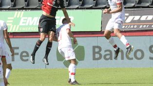 Cabral no llega a la pelota y Moya le metió el frentazo.