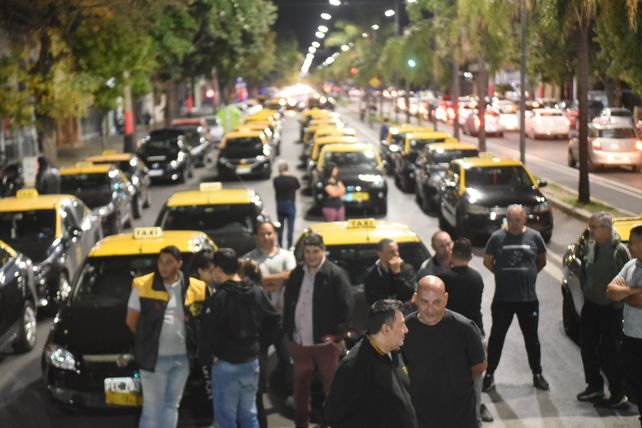 Los taxistas se manifestaron este jueves en señal de luto por la muerte del joven asesinado en barrio Tiro Suizo.&nbsp;
