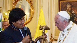 Eso no está bien, le dijo el Papa Francisco a Evo Morales al ver el regalo que le había hecho