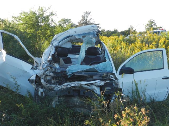 Así quedó la camioneta luego de chocar contra la parte trasera de un camión. Foto: sanjavierenreflejos.com.ar.