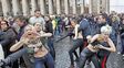 Cuatro feministas se quedan en topless frente al Papa por los gays